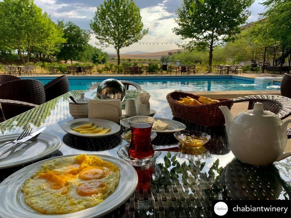 Chabiant Guesthouse Chateau Monolit Ikinci Yeniyol Eksteriør bilde